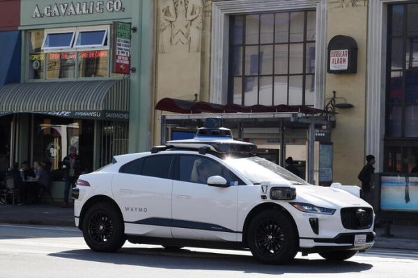 Lo team di Trump considera l’idea di rilassare le regole per le auto autonome – Update da Washington