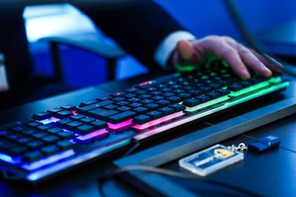 Streaming illegale: operazione internazionale contro la pirateria online nei settori delle telecomunicazioni e dell’intrattenimento