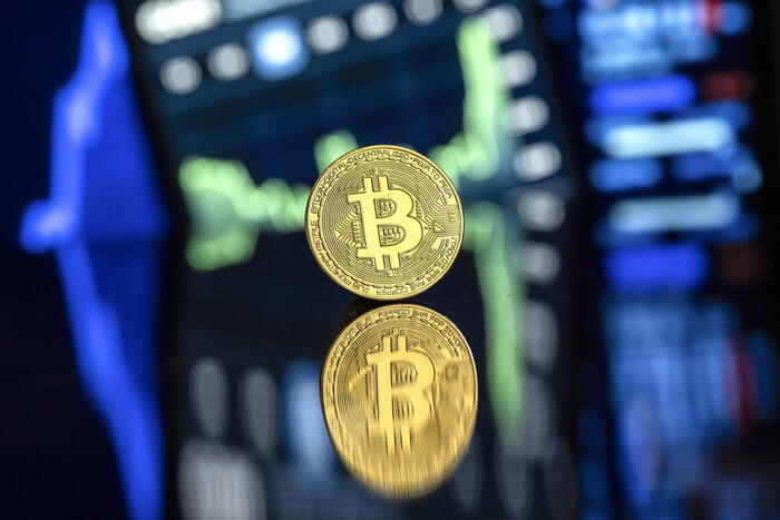 Il Bitcoin continua a segnare nuovi record: vola a 103.909 dollari