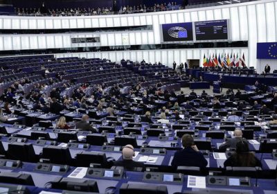 Il titolo riscritto potrebbe essere: “Il pericolo della dominanza del mercato dell’intelligenza artificiale: come fronteggiarlo”