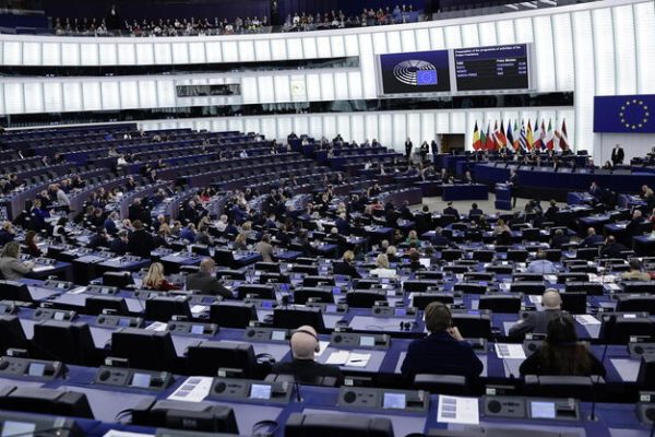 Il titolo riscritto potrebbe essere: “Il pericolo della dominanza del mercato dell’intelligenza artificiale: come fronteggiarlo”