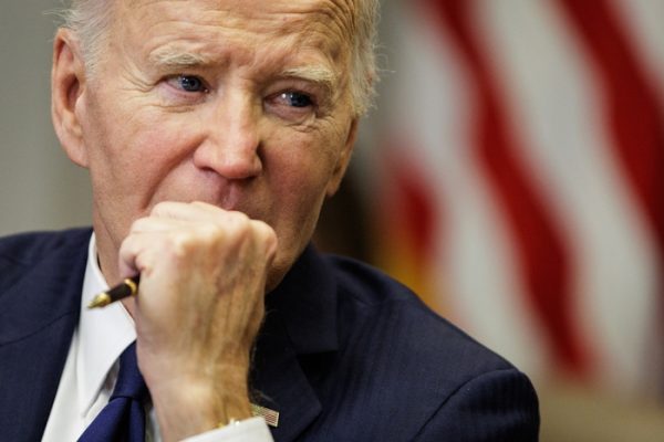 Biden critica la vergognosa decisione di Meta di eliminare il fact-checking nelle telecomunicazioni