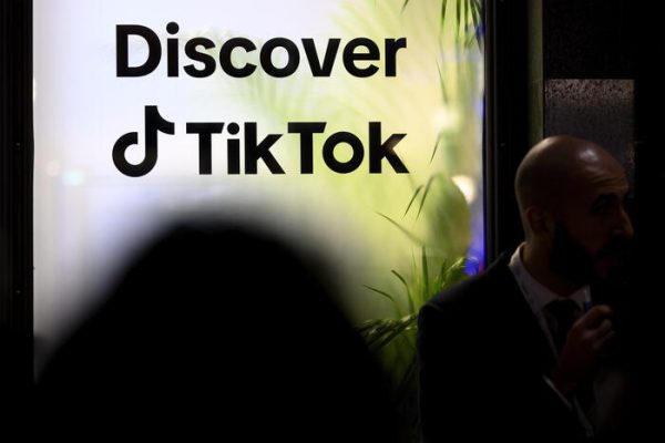 Donald Trump firma l’ordine esecutivo per salvare l’app TikTok