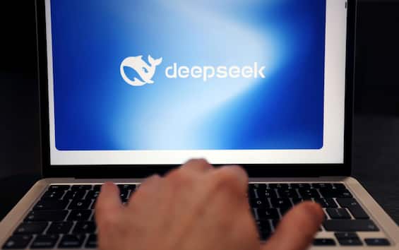 DeepSeek, OpenAi accusa di furto intellettuale: app rimossa dagli store in Italia