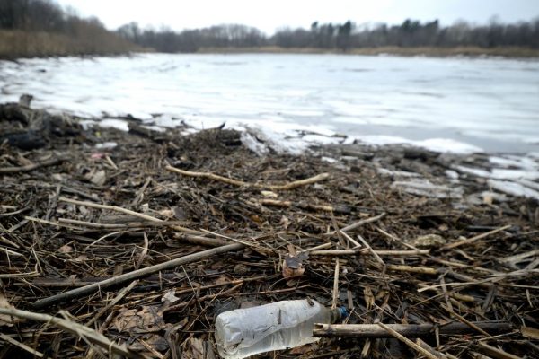 Sugli Pfas si muove il governo per ridurre i limiti nelle acque potabili. Ma si rischia il caos