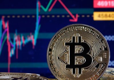 Crollo bitcoin, giù del 20%in pochi giorni. Da 100mila dollari, gli investitori si preparano al calo sotto i 70mila