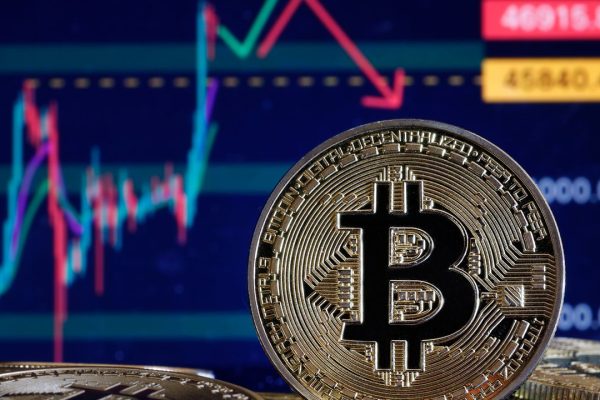 Crollo bitcoin, giù del 20%in pochi giorni. Da 100mila dollari, gli investitori si preparano al calo sotto i 70mila
