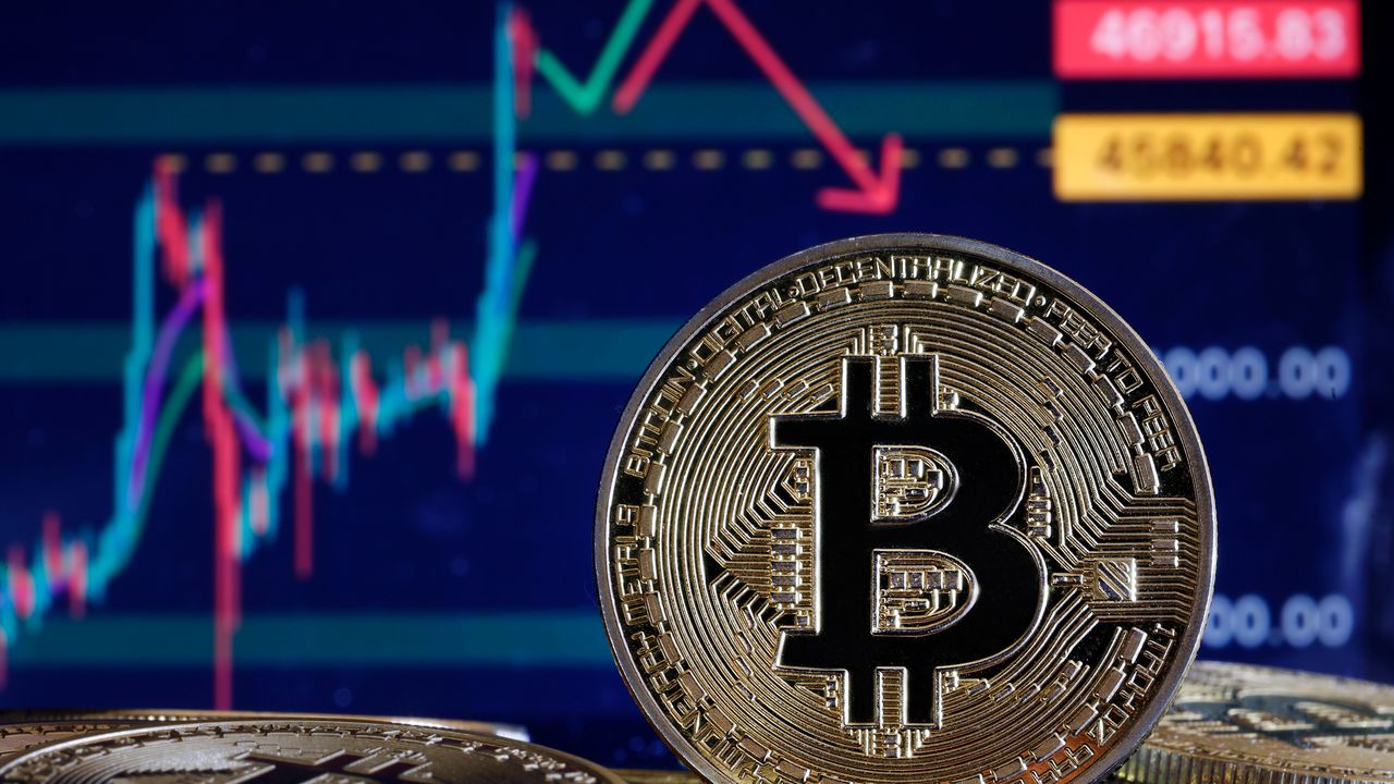 Crollo bitcoin, giù del 20%in pochi giorni. Da 100mila dollari, gli investitori si preparano al calo sotto i 70mila