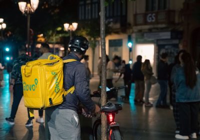 Glovo, “Turni migliori in cambio di informazioni sui colleghi”. Due rider fanno causa all’app di food delivery