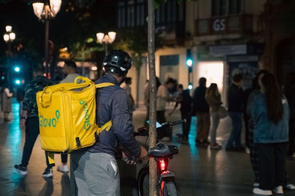 Glovo, “Turni migliori in cambio di informazioni sui colleghi”. Due rider fanno causa all’app di food delivery