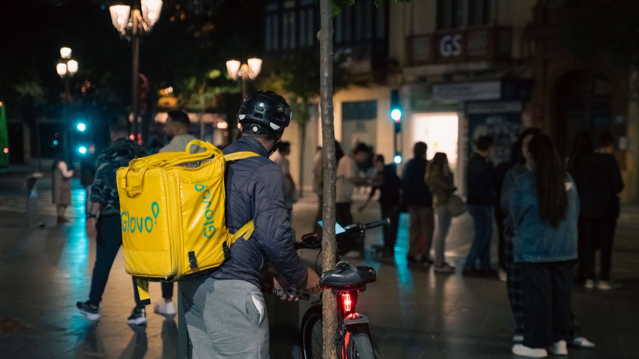 Glovo, “Turni migliori in cambio di informazioni sui colleghi”. Due rider fanno causa all’app di food delivery