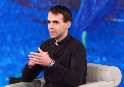 Paragon, c’è anche don Mattia Ferrari tra gli spiati. Laura Boldrini a Wired: “Sono tutte persone che danno fastidio al governo”