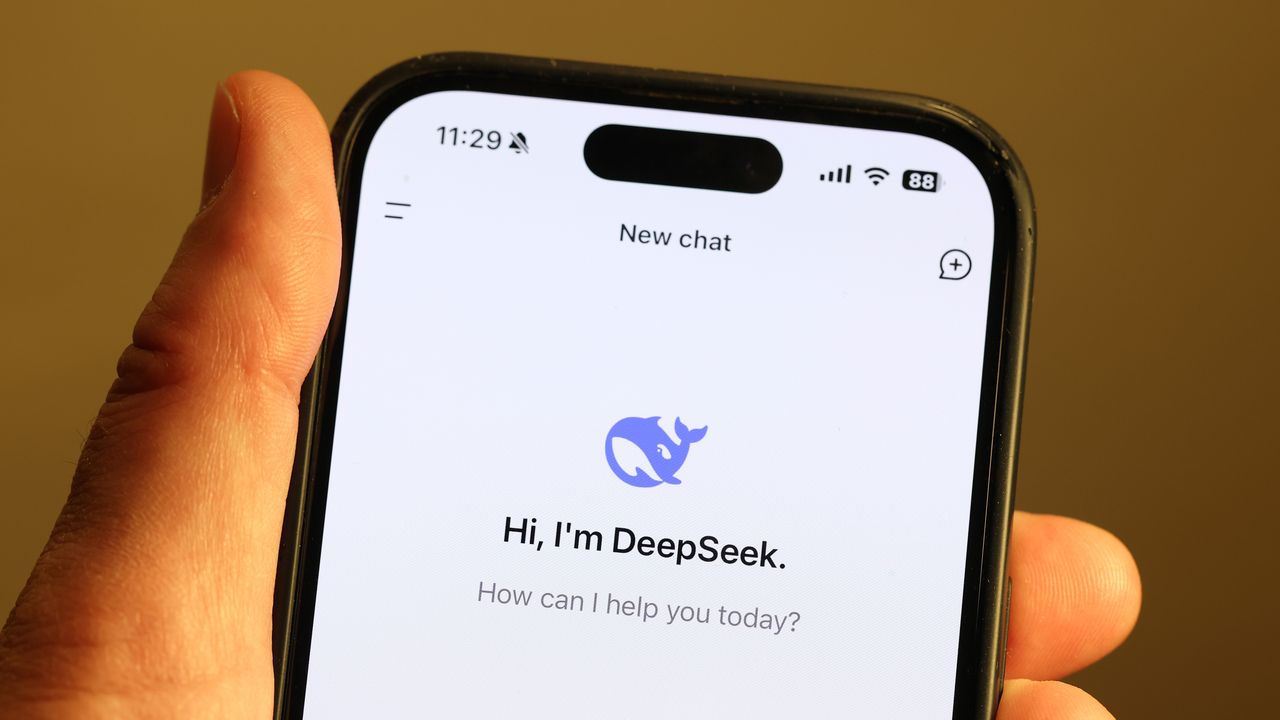 DeepSeek corre e sfida l’Occidente con un nuovo modello di intelligenza artificiale