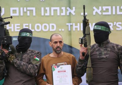 Gaza, lo show di Hamas per la restituzione di 4 salme. Cosa succede adesso