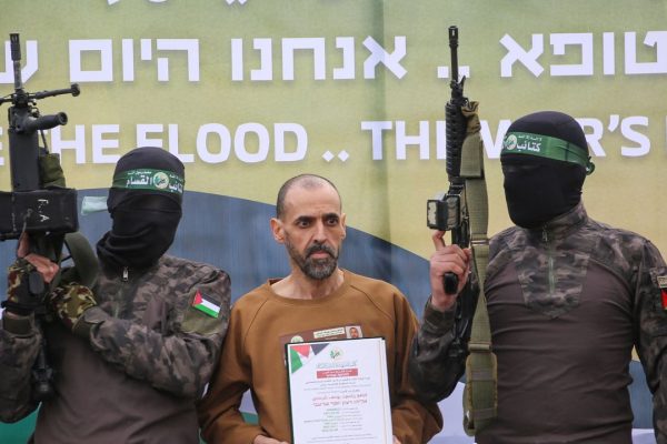 Gaza, lo show di Hamas per la restituzione di 4 salme. Cosa succede adesso