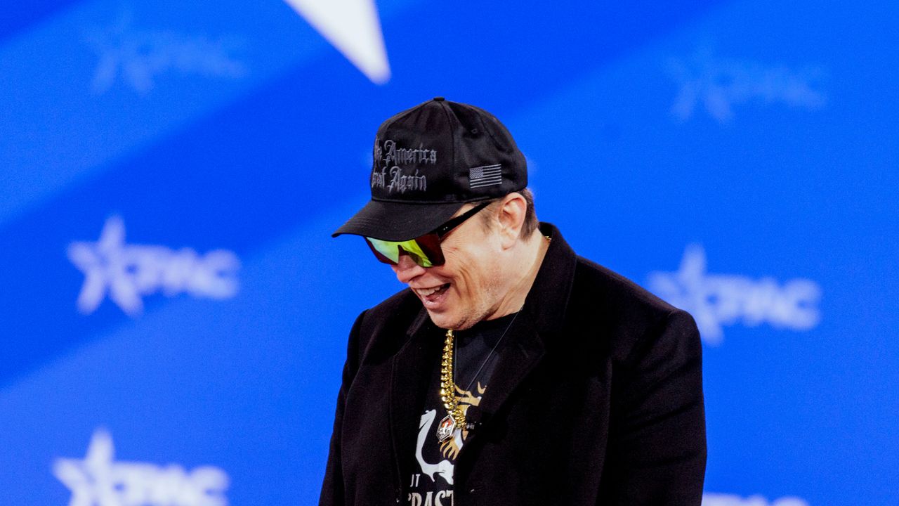 Elon Musk, l’email che ha creato il panico tra i dipendenti federali americani