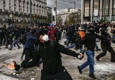 Proteste in Grecia, paese in fiamme nel secondo anniversario della strage di Tempe