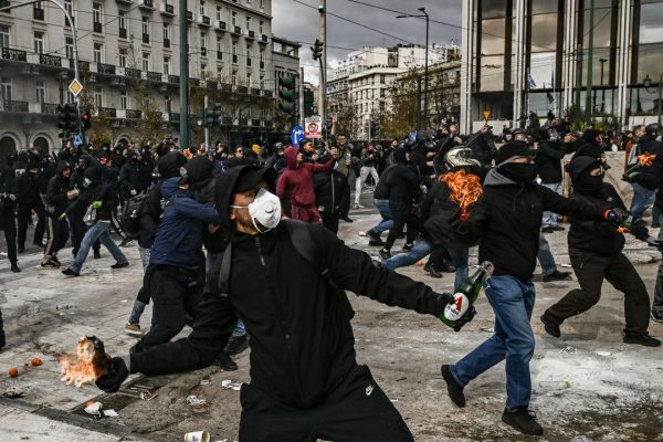 Proteste in Grecia, paese in fiamme nel secondo anniversario della strage di Tempe