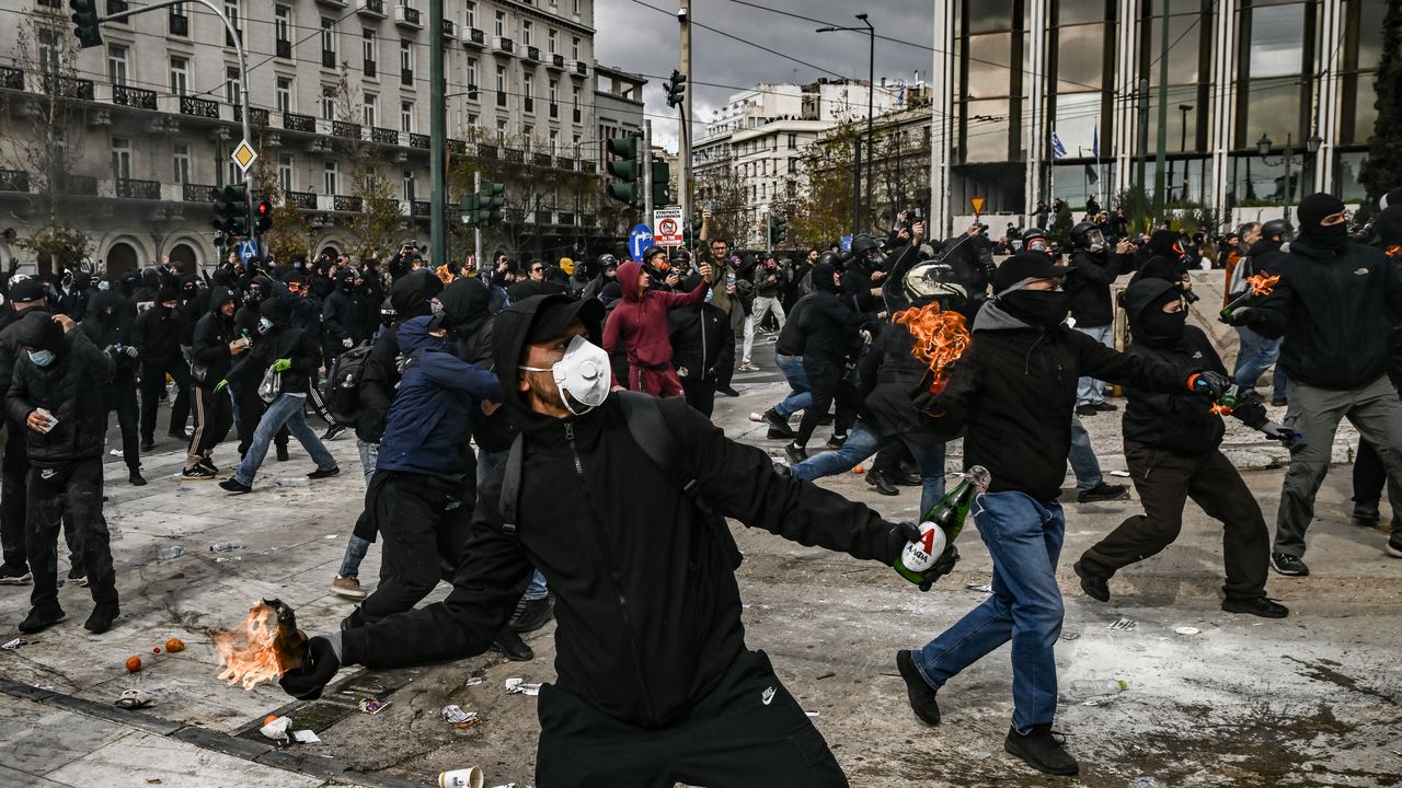 Proteste in Grecia, paese in fiamme nel secondo anniversario della strage di Tempe