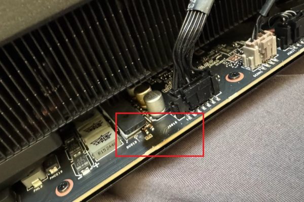 ASUS ROG Astral RTX 5090 prende fuoco, ma stavolta cavi e connettori non c'entrano