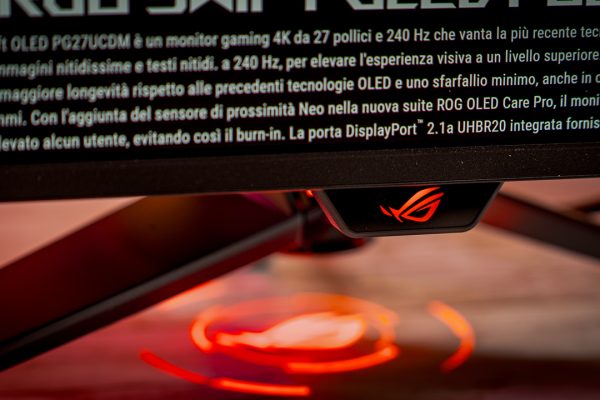 ASUS ROG Swift OLED PG27UCDM: QD-OLED, 4K e 240Hz in 27 pollici
