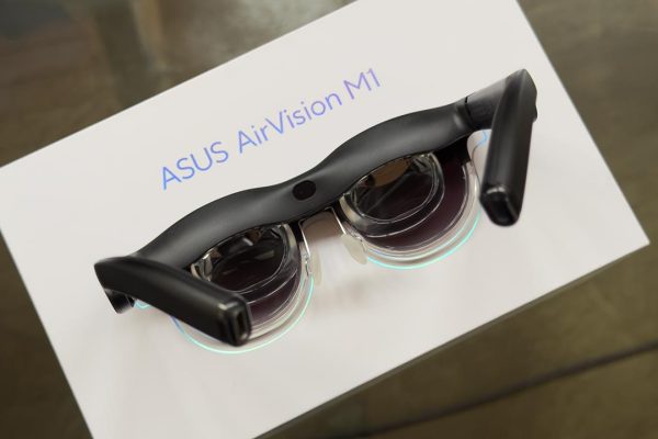 Abbiamo provato gli ASUS AirVision M1: gli occhiali con due monitor integrati per lavorare, giocare o vedere film