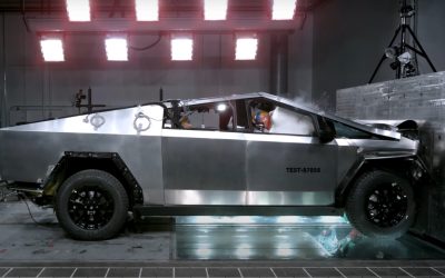 Cosa succede quando un Cybertruck si schianta contro un muro? Ce lo spiega il video di Tesla