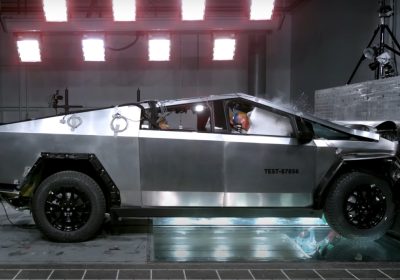 Cosa succede quando un Cybertruck si schianta contro un muro? Ce lo spiega il video di Tesla