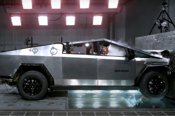 Cosa succede quando un Cybertruck si schianta contro un muro? Ce lo spiega il video di Tesla