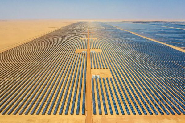 Crescita del fotovoltaico e dell'eolico nel 2024 a livello globale: record di progetti ma ritardi nelle implementazioni