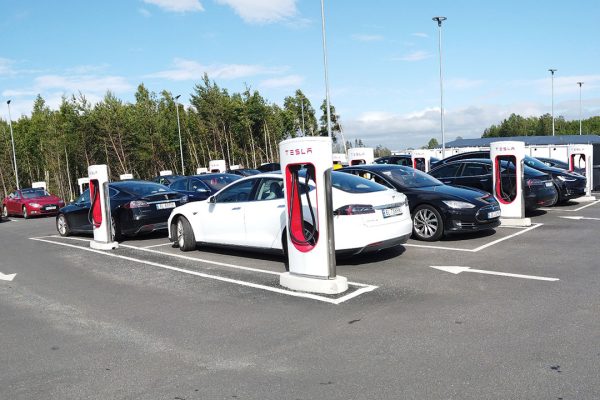 Crescita delle vendite di auto elettriche in UE: gennaio segna un aumento del 34% (+126% in Italia)