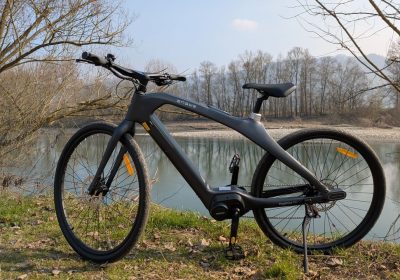 L’eBike smart con telaio monoscocca in fibra di carbonio