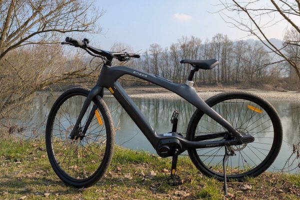 L’eBike smart con telaio monoscocca in fibra di carbonio