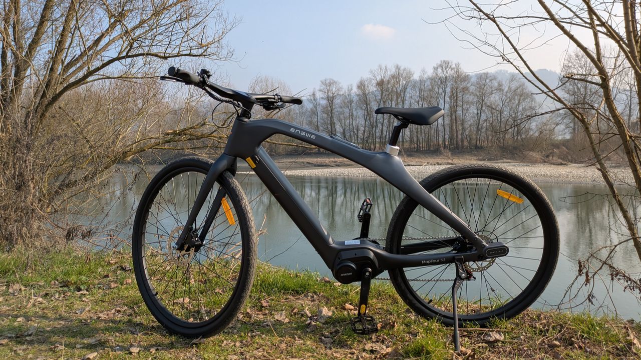 L’eBike smart con telaio monoscocca in fibra di carbonio