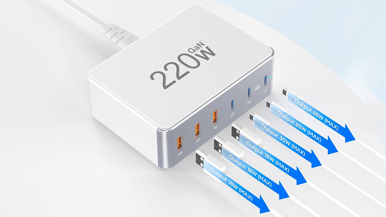 A 23,99€ è regalato: torna il super caricatore multiplo da 220W (ok anche per MacBook)