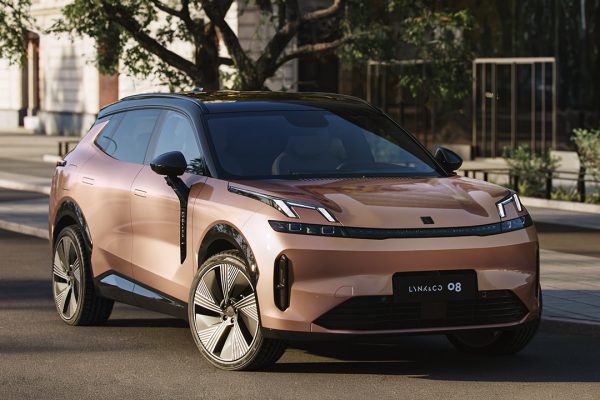 Lynk &amp; Co porta la 08 e il super plug-in in Europa: 200 km in elettrico con ricarica fast