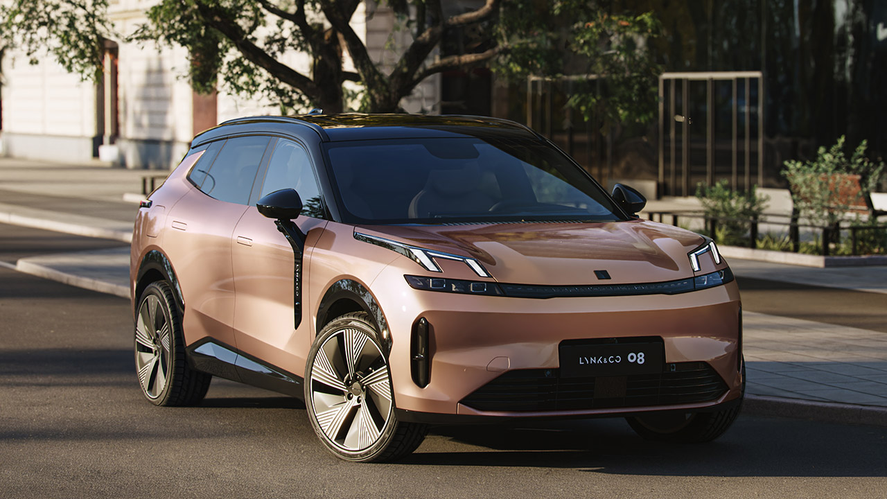 Lynk &amp; Co porta la 08 e il super plug-in in Europa: 200 km in elettrico con ricarica fast