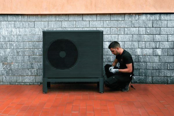 L'Europa fa retromarcia sulle pompe di calore? Non proprio, vediamo cosa cambia
