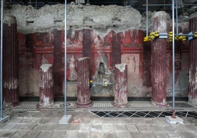 Pompei, le immagini dell’affresco a tema dionisiaco scoperto in una sala dei banchetti