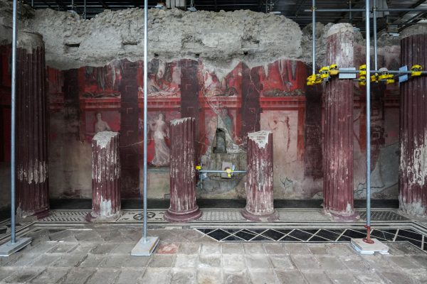 Pompei, le immagini dell’affresco a tema dionisiaco scoperto in una sala dei banchetti