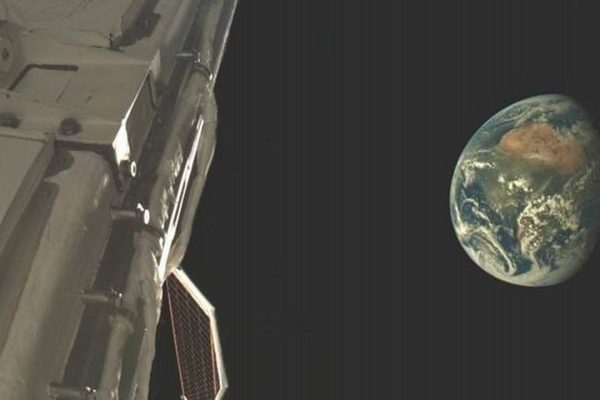 Questa è la prima foto pubblica catturata dallo spazioplano militare statunitense Boeing X-37B in orbita