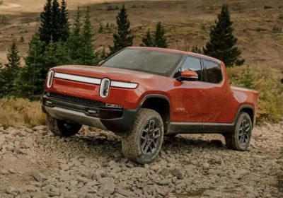 Rivian vede la luce in fondo al tunnel: primo utile lordo in un trimestre