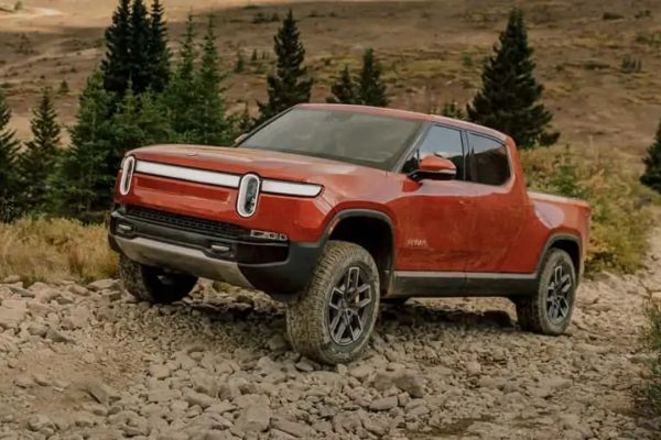 Rivian vede la luce in fondo al tunnel: primo utile lordo in un trimestre