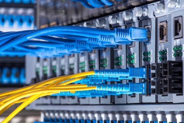 STMicroelectronics e Amazon Web Services insieme per la fotonica del silicio nei datacenter IA