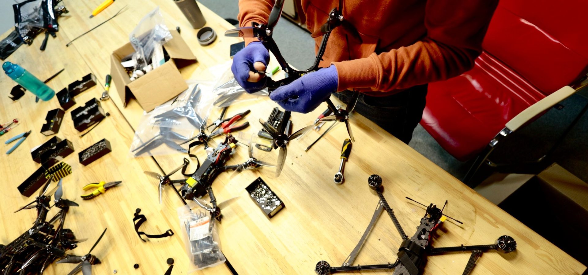 Droni in Ucraina, ora la guerra si combatte con quelli fatti in casa e montati con i tutorial su YouTube