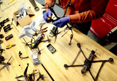 Droni in Ucraina, ora la guerra si combatte con quelli fatti in casa e montati con i tutorial su YouTube