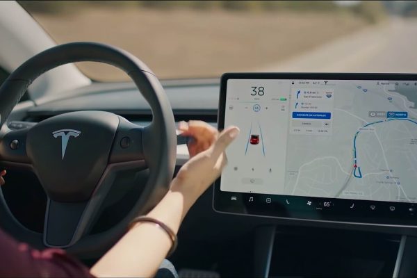 Tesla chiede il permesso per servizio di trasporto in California, ma alla guida ci saranno umani