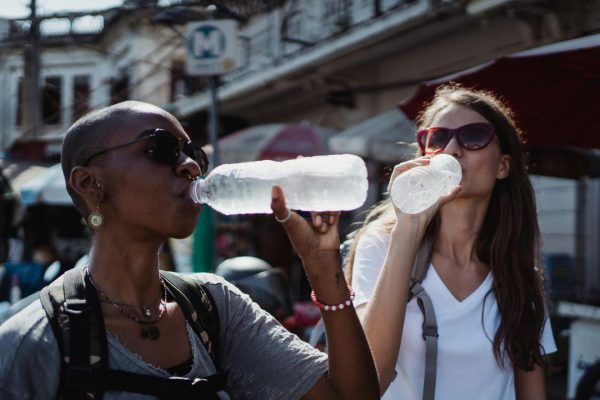 Bere troppa acqua può far male? La risposta del presidente della Società italiana di nefrologia