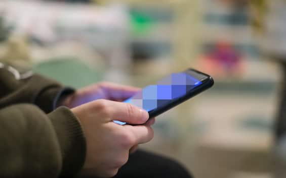 Scuola, uso precoce di social e smartphone abbassa rendimento studenti. Lo studio