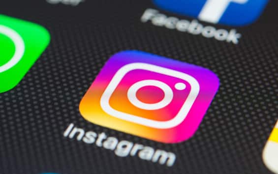 Instagram, feed pieni di reel con contenuti violenti e le scuse di Meta: cosa è successo